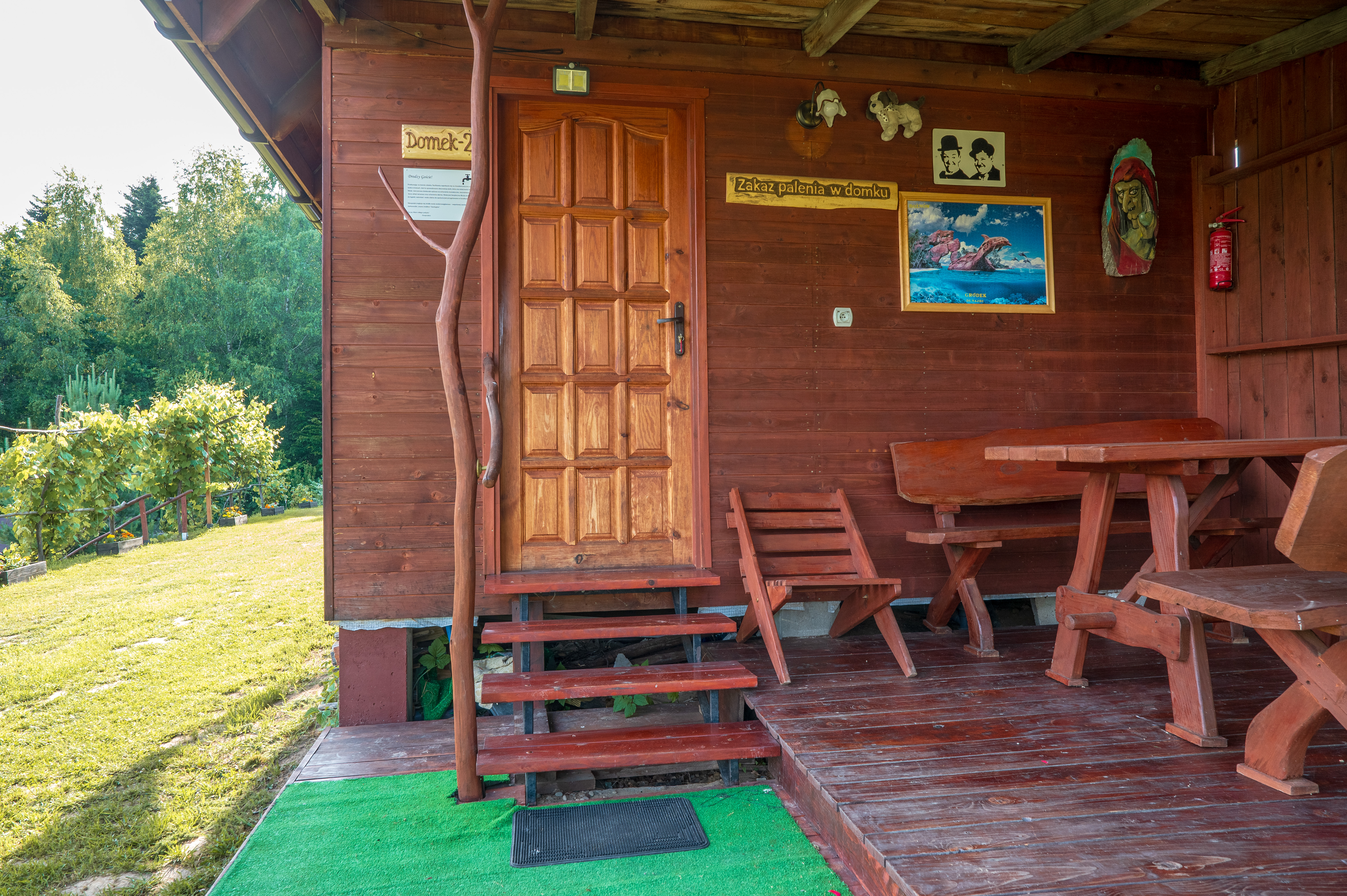 Domek nr 2 — wejście z werandą
