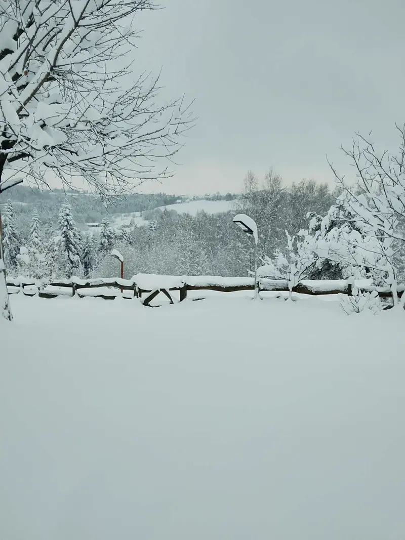 Zima w Teofilówce — śnieg i widok na dolinę