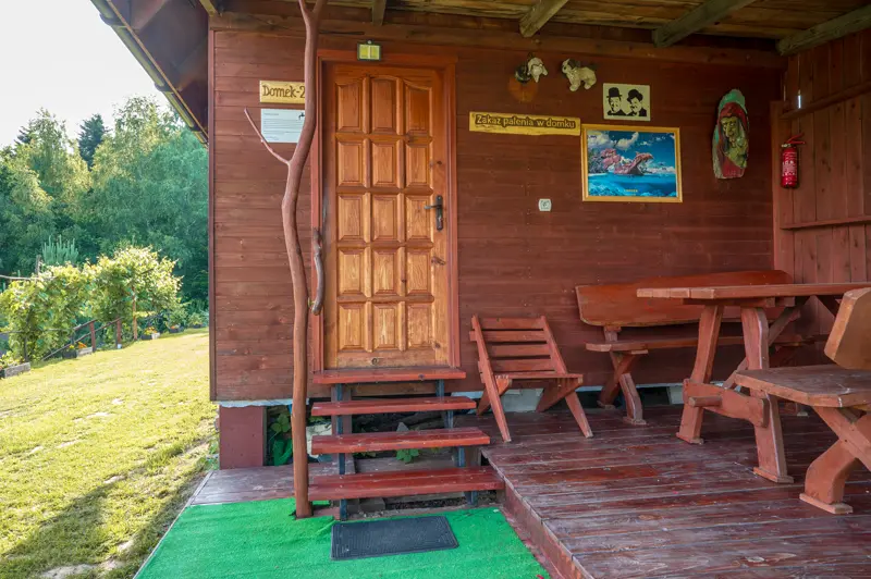 Domek nr 2 — wejście z werandą