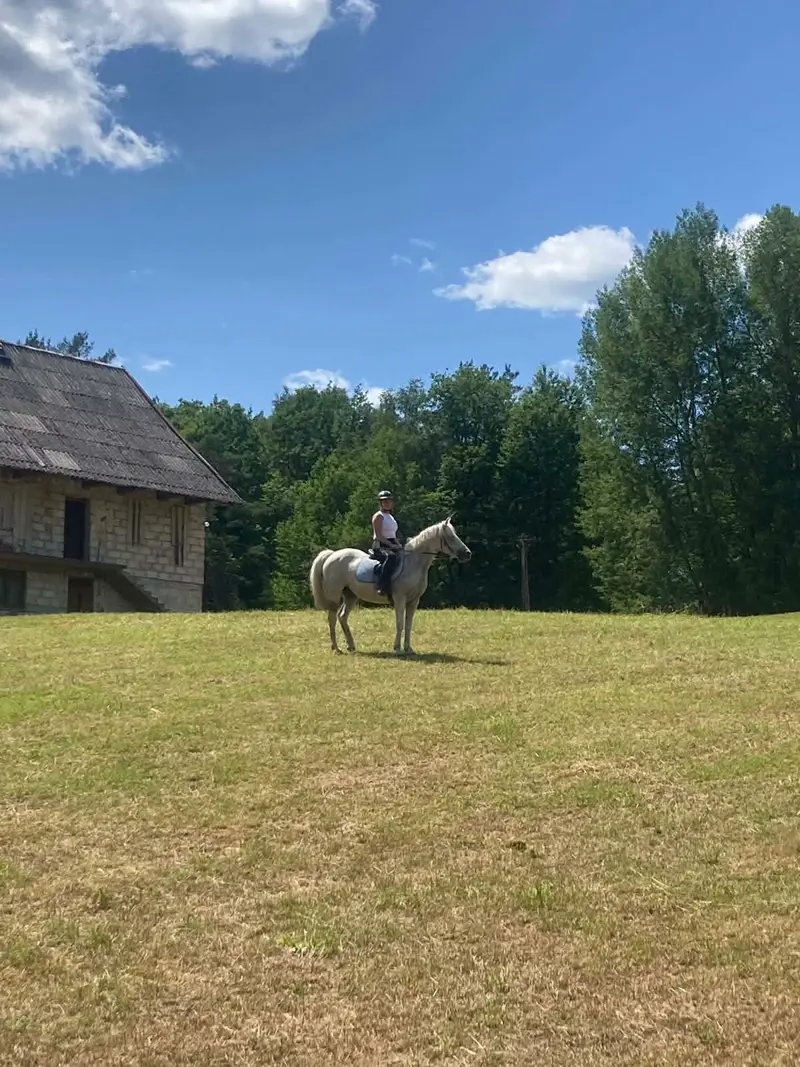 Jazda konna w okolicy — stajnia Serenum